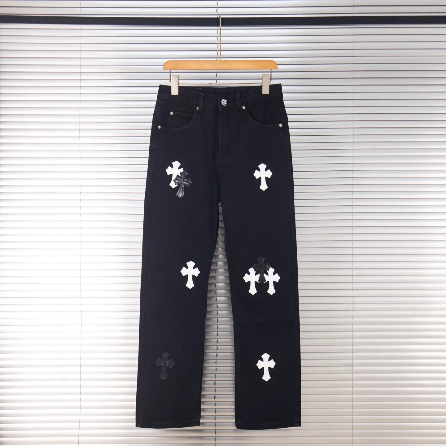 P260 Chrome Hearts Black Pants Sanskrit Black and White Patch Leather Jeans CH jeans need to be washed and then disassembled and hand-stitched with sheepskin cross leather and then spliced ​​together to complete. The whole piece has too many craftsmanship to explain, patchwork cross pattern embellishment, high-waisted washed jeans! ! Absolutely high-end luxury products, god-level single products and super popular products, made with top heavy industry, a must-see magic weapon. Customized hardware. The fabric is thick and soft after washing. It has good breathability. Customized small leather label. Unique design. The details are simple and elegant, and the workmanship is exquisite. The entire trousers are neatly routed and the details are in place! It’s so cool that both men and women can easily control the genderless trend! Style number: 1875# Color: black Size: 28 30 32 34